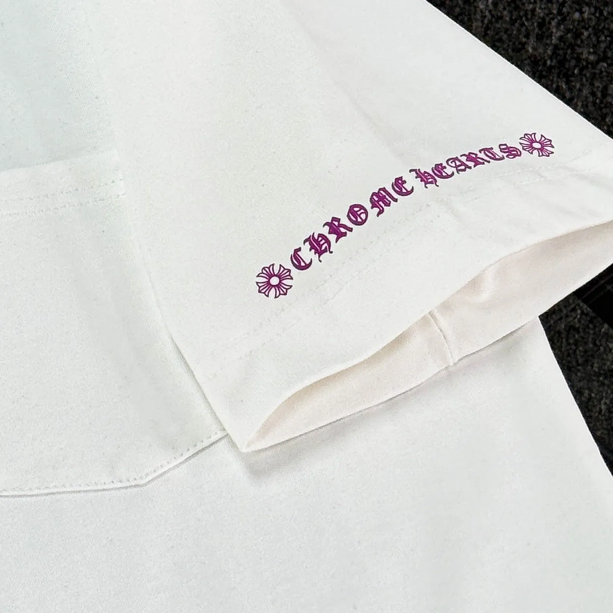 P170 Chrome Hearts Chrome Hearts 25 high version. The fabric is made of 300 grams of high-density pure cotton. It does not deform or shrink. It has three complete labels. It is the same style for men and women. Technology: thick silicone printing. Color: three colors. SIZE: S-XL.